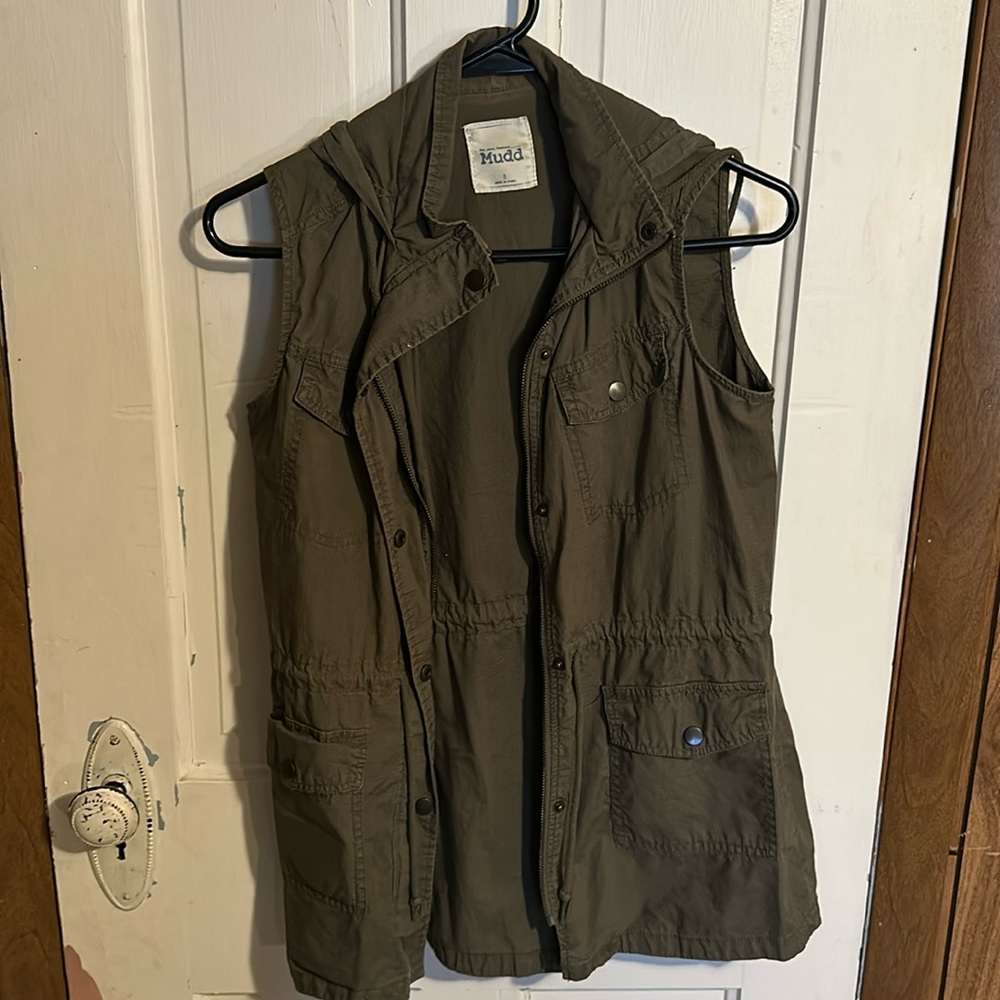 MUDD olive vest with hood
